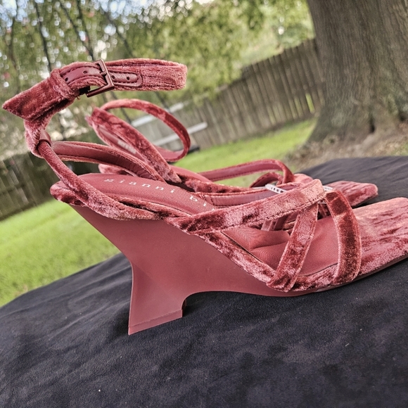 NWT Gianni Bini Velvet Red Heels Women’s - Picture 2 of 7